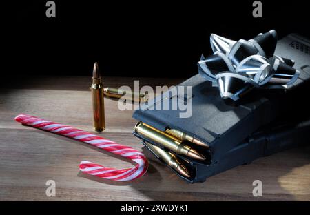 Trente magazines AR-15 ronds entièrement chargés, des munitions de rechange et une canne de bonbons pour un cadeau de Noël. Banque D'Images