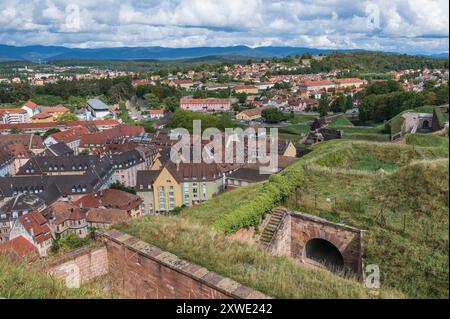 La vue depuis la colline de la citadelle de la ville sur Belfort, capitale du territoire de Belfort en Franche-Comté, France Banque D'Images