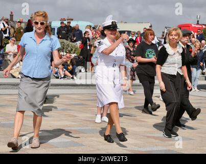 People Dancing on the Mussel Tank, Lytham Green, Lytham St Annes, Lancashire, Royaume-Uni, Europe le dimanche 18 août 2024 Banque D'Images