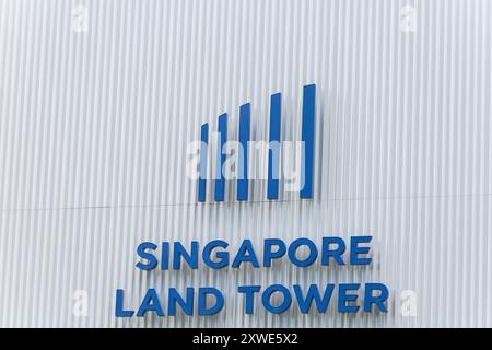 19 août 2024. Logo bleu Singapore Land Tower et signalisation sur une façade blanche. Singapour. Banque D'Images