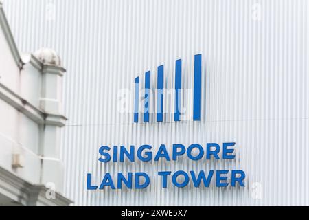 19 août 2024. Logo bleu Singapore Land Tower et signalisation sur une façade blanche. Singapour. Banque D'Images