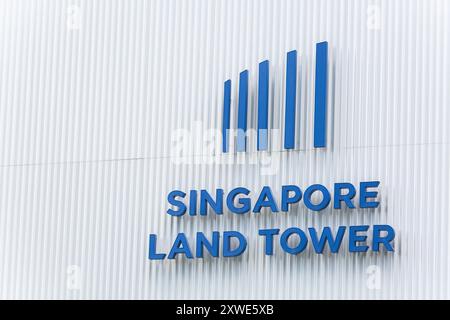 19 août 2024. Logo bleu Singapore Land Tower et signalisation sur une façade blanche. Singapour. Banque D'Images