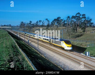 Un Eurostar Class 373 formé des numéros 373002 et 373001 sur HS1 près de Charing Heath dans le Kent le 18 janvier 2004. Banque D'Images