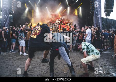 Horsens, Danemark. 16 août 2024. Des festivaliers vus lors d'un concert live avec le groupe de thrash metal américain Testament lors du festival danois de metal Jailbreak 2024 à Horsens. Banque D'Images