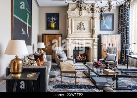 Feu allumé dans le salon de la maison britannique moderne de luxe à Londres, Royaume-Uni Banque D'Images