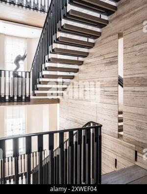 Escalier en travertin à bande de roulement ouverte dans une maison britannique moderne de luxe à Londres, Royaume-Uni Banque D'Images