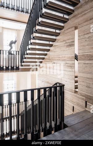 Escalier en travertin à bande de roulement ouverte dans une maison britannique moderne de luxe à Londres, Royaume-Uni Banque D'Images