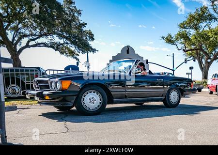 Gulfport, MS - 02 octobre 2023 : vue d'angle avant basse d'une Mercedes Benz 560SL Cabriolet 1989 lors d'un salon automobile local. Banque D'Images