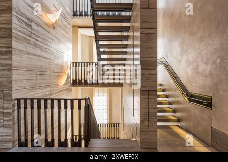 Escalier en travertin à bande de roulement ouverte dans une maison britannique moderne de luxe à Londres, Royaume-Uni Banque D'Images