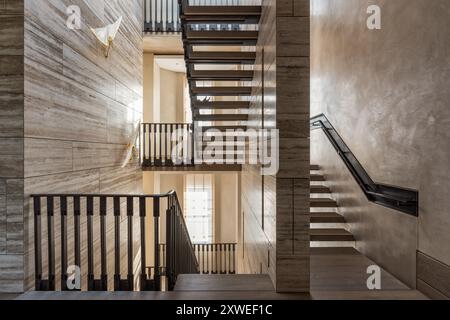 Escalier en travertin à bande de roulement ouverte dans une maison britannique moderne de luxe à Londres, Royaume-Uni Banque D'Images