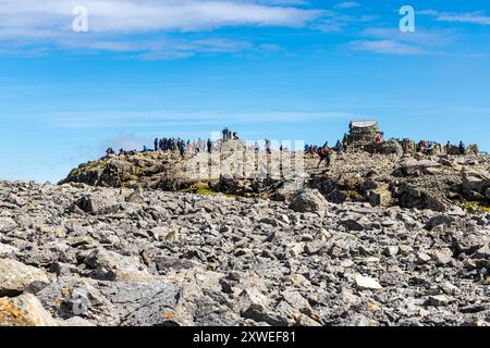 Les gens font la queue au sommet bondé de Ben Nevis - la plus haute montagne du Royaume-Uni, Highlands, Écosse Royaume-Uni Banque D'Images