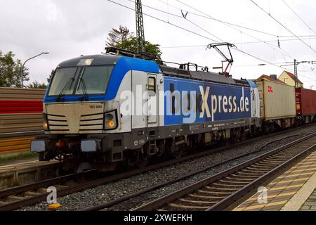 BoxXpress de Hamburg, Bahn bzw Zug, intermodale Verkehre und Gütertransport auf der Schiene. Foto : Siemens Vectron e-Lokomotive der Baureihe 193. BoxXpress ist ein Eisenbahnverkehrsunternehmen, das sich auf Containerzüge von den Nordseehäfen ins hinterland spezialisiert Hat. Bedient wird ein Netz von Ganzzügen mit Containertragwagen vom Hafen in Bremerhaven und Hamburg nach mehreren Bahnhöfen in Baden-Württemberg - u.a. Stuttgart-Hafen, Kornwestheim Ubf, Mannheim, Ulm und Bayern - u.a. Augsburg, Regensburg, Nürnberg-Riem, München Hafen, sowie nach Dortmund, Francfort-sur-le-main - Frankfurter Osth Banque D'Images
