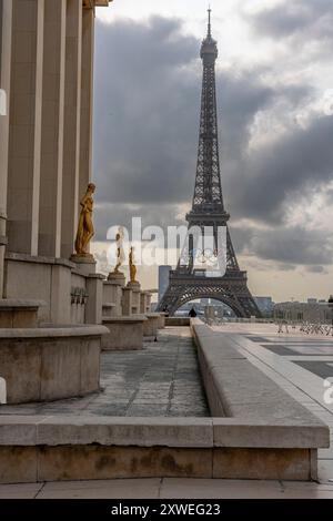 Paris, France - 08 19 2024 : Jeux Olympiques Paris 2024. Vue sur la Tour Eiffel avec les anneaux olympiques depuis le Trocadéro Banque D'Images