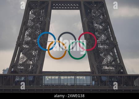 Paris, France - 08 19 2024 : Jeux Olympiques Paris 2024. Vue sur la Tour Eiffel avec les anneaux olympiques depuis le Trocadéro Banque D'Images