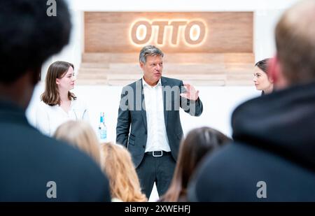 Hambourg, Allemagne. 19 août 2024. Robert Habeck (Alliance 90/les Verts, M), ministre fédéral de l'économie, s'entretient avec des stagiaires et des étudiants du groupe Otto lors d'une visite dans l'entreprise. Crédit : Daniel Bockwoldt/dpa/Alamy Live News Banque D'Images