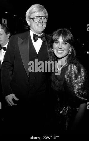 **FICHIER PHOTO** Phil Donahue est décédé. Phil Donahue et Marlo Thomas 16 octobre 1981 crédit : Ralph Dominguez/MediaPunch Banque D'Images