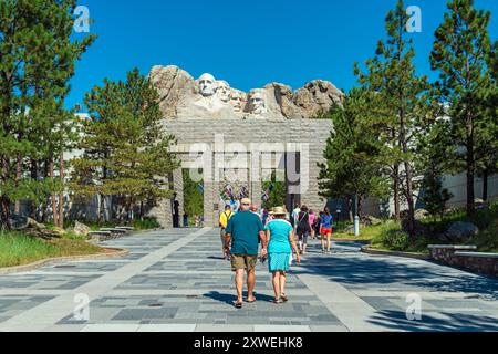 Touristes marchant jusqu'à l'entrée du monument national du mont Rushmore, Rapid City, Dakota du Sud, États-Unis. Banque D'Images