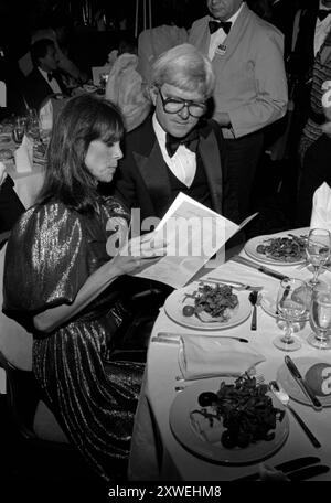 **FICHIER PHOTO** Phil Donahue est décédé. Phil Donahue et Marlo Thomas 16 octobre 1981 crédit : Ralph Dominguez/MediaPunch Banque D'Images