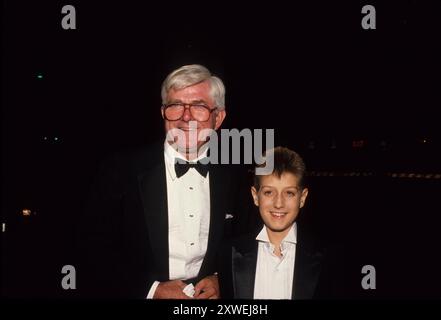 **FICHIER PHOTO** Phil Donahue est décédé. Phil Donahue et RYAN WHITE crédit : Ralph Dominguez/MediaPunch Banque D'Images