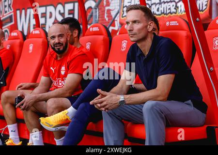 ENSCHEDE, PAYS-BAS - 13 AOÛT : L'entraîneur-chef Pepijn Lijnders du Red Bull Salzburg lors du troisième match de qualification de la Ligue des champions de l'UEFA, 2e manche, opposant le FC Twente et le Red Bull Salzburg à de Grolsch Veste, le 13 août 2024 à Enschede, pays-Bas. (Photo de Raymond Smit/Orange Pictures) Banque D'Images