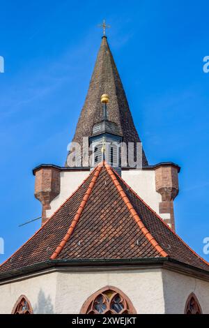 Fragment de la façade de l'église. Deux tours d'église contre le ciel bleu, architecture religieuse en Allemagne. Banque D'Images