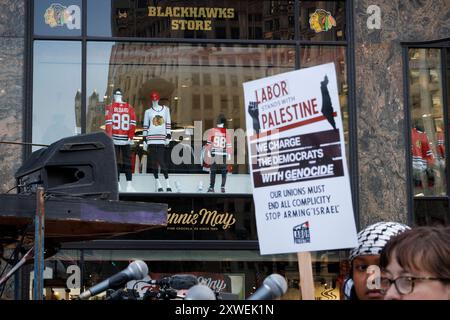 Chicago, États-Unis. 18 août 2024. La manifestation passe devant le magasin Chicago Blackhawks. La « Marche des corps », une coalition de groupes de défense des droits reproductifs, de partisans LGBT et de militants pro-palestiniens, s'est ralliée et a défilé sur Michigan Avenue à Chicago, Illinois, le 18 août 2024, la veille de l'ouverture de la Convention nationale démocrate. (Photo de John Rudoff/Sipa USA) crédit : Sipa USA/Alamy Live News Banque D'Images