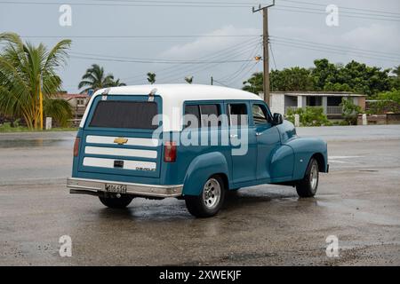 SANTA CRUZ DEL NORTE, CUBA - 29 AOÛT 2023 : Blue 1949 Chevrolet Fleetmaster Station Wagon à Cuba, vue arrière Banque D'Images