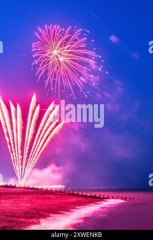 Eastbourne, East Sussex, Royaume-Uni. Dimanche 19 août 2024. Un feu d'artifice final du 30e anniversaire a marqué la fin de 2024 Airbourne. Vue de la plage en regardant vers la jetée. ©Sarah Mott / Alamy Live News. Banque D'Images