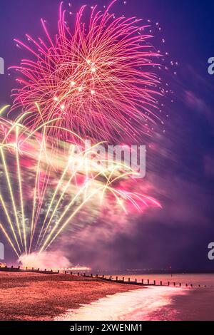 Eastbourne, East Sussex, Royaume-Uni. Dimanche 19 août 2024. Un feu d'artifice final du 30e anniversaire a marqué la fin de 2024 Airbourne. Vue de la plage en regardant vers la jetée. ©Sarah Mott / Alamy Live News. Banque D'Images