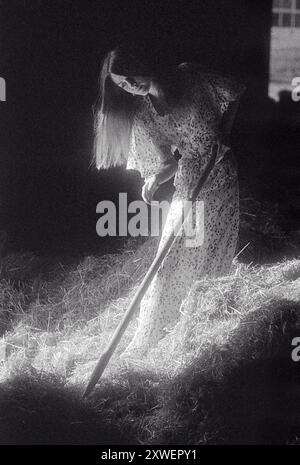 Jeune femme travaillant dans une ferme.1974 mode des femmes britanniques Banque D'Images