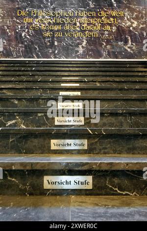 DATE RECORD NON INDIQUÉE Treppe im Hauptgebäude der Humboldt Universität zu Berlin mit Karl Marx Zitat Philosophisches Karl Marx Zitat auf einem Treppenabsatz im Universität der Humboldt Hauptgebäude zu Berlin. Berlin-Mitte Berlin Deutschland *** escalier dans le bâtiment principal de l'Université Humboldt de Berlin avec Karl Marx citation philosophique Karl Marx citation sur un palier dans le bâtiment principal de l'Université Humboldt de Berlin Berlin Mitte Berlin Allemagne Banque D'Images