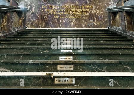 DATE RECORD NON INDIQUÉE Treppe im Hauptgebäude der Humboldt Universität zu Berlin mit Karl Marx Zitat Philosophisches Karl Marx Zitat auf einem Treppenabsatz im Universität der Humboldt Hauptgebäude zu Berlin. Berlin-Mitte Berlin Deutschland *** escalier dans le bâtiment principal de l'Université Humboldt de Berlin avec Karl Marx citation philosophique Karl Marx citation sur un palier dans le bâtiment principal de l'Université Humboldt de Berlin Berlin Mitte Berlin Allemagne Banque D'Images