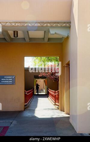 Étudiant suivant la passerelle à travers la cour du bâtiment jusqu'au centre de santé étudiant du campus à l'Université du Nouveau-Mexique Banque D'Images