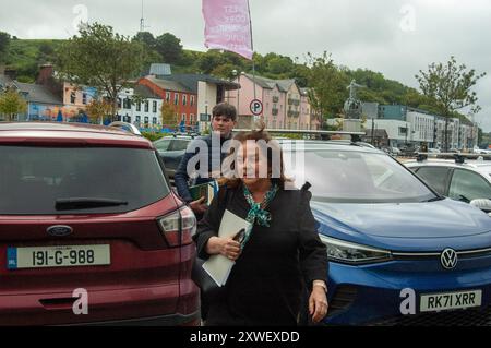 Lundi 19 août 2024, Bantry West Cork Ireland ; deux hommes ont comparu devant la Cour à Bantry aujourd'hui, en relation avec un grave assaut à Dunmanway au cours du week-end. 2 hommes, frères dans leurs 30 ans, ont été poignardés pour un prétendu différend entre des membres de la même famille. Les 2 hommes, Jerry Brennan, 70 ans et son fils William, 30 ans où chacun était accusé de 2 chefs d'accusation de voies de fait causant des dommages et 1 infraction d'arme à feu qui s'est produite à la périphérie de Dunmanway vers 19 heures le samedi soir. Les deux hommes ont été placés en détention provisoire à la prison de Cork. Myra Dinnen, avocate des deux hommes arrivant à Bantry court. Crédit ; ED/Alamy Liv Banque D'Images