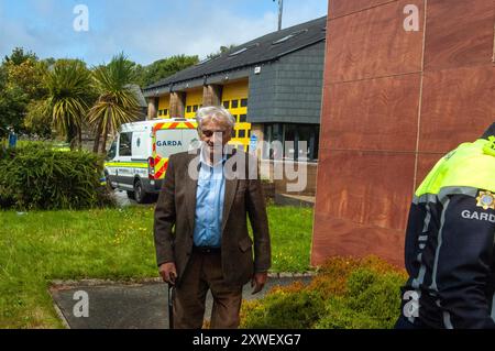 Lundi 19 août 2024, Bantry West Cork Ireland ; deux hommes ont comparu devant la Cour à Bantry aujourd'hui, en relation avec un grave assaut à Dunmanway au cours du week-end. 2 hommes, frères dans leurs 30 ans, ont été poignardés pour un prétendu différend entre des membres de la même famille. Les 2 hommes, Jerry Brennan, 70 ans et son fils William, 30 ans où chacun était accusé de 2 chefs d'accusation de voies de fait causant des dommages et 1 infraction d'arme à feu qui s'est produite à la périphérie de Dunmanway vers 19 heures le samedi soir. Les deux hommes ont été placés en détention provisoire à la prison de Cork. Credit ; ED/Alamy Live News Banque D'Images