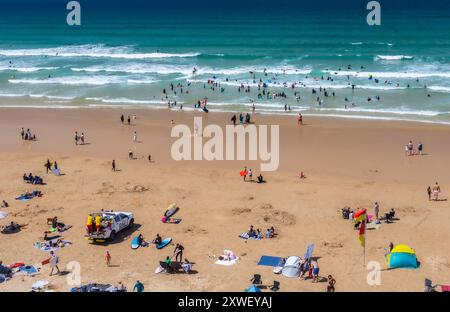 Surf dans la plage populaire et belle Watergate à Cornwall, Angleterre, Royaume-Uni. On dirait la Med mais au royaume-uni ! Surfers Paradise. Des centaines dans l'eau Banque D'Images