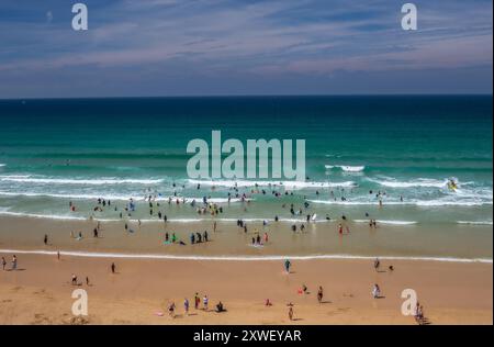 Surf dans la plage populaire et belle Watergate à Cornwall, Angleterre, Royaume-Uni. On dirait la Med mais au royaume-uni ! Surfers Paradise. Des centaines dans l'eau Banque D'Images