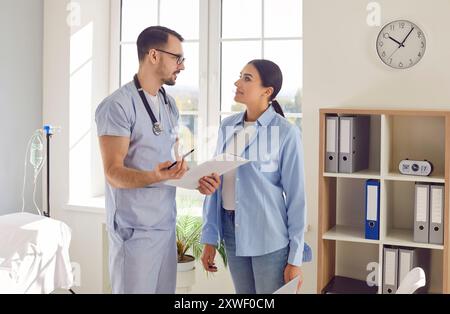 Médecin soignant conseillant la patiente dans le bureau de l'hôpital Banque D'Images