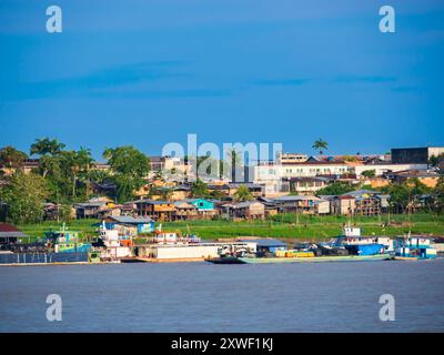 Santa Rosa, Pérou, vue sur Leticia - sept, 2019: Maisons flottantes sur l'Amazone, pendant la basse saison des eaux, Amazonie. Selva à la frontière du Brésil, PE Banque D'Images