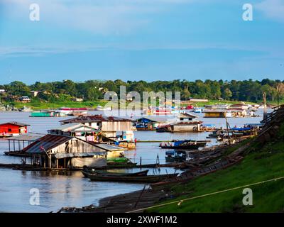 Santa Rosa, Pérou, vue sur Leticia - sept, 2019: Maisons flottantes sur l'Amazone, pendant la basse saison des eaux, Amazonie. Selva à la frontière du Brésil, PE Banque D'Images