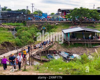 Leticia, Colombie – 8 décembre 2022 : Pont en bois vers le petit village de l’île Fantasy (Isla de la Fantasia) dans la forêt amazonienne. Amazonie. Sud Banque D'Images