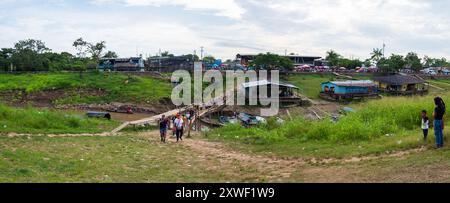 Leticia, Colombie – 8 décembre 2022 : Pont en bois vers le petit village de l’île Fantasy (Isla de la Fantasia) dans la forêt amazonienne. Amazonie. Sud Banque D'Images