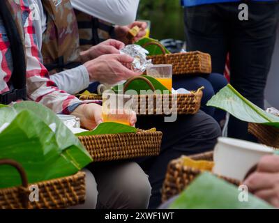 Touristes mangeant le petit déjeuner sur le bout au milieu de la forêt amazonienne. Reserva Nacional Pacaya Samiria, Pérou, bassin du fleuve Ucayali et Amazonie Banque D'Images