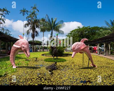 Leticia, Amazonas, Colombie - 10 décembre 2022 : statue de dauphins roses dans le Parque Santander dans la ville sur les rives de l'Amazone. Amazonie, Sud Banque D'Images