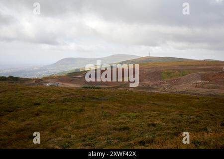 vues depuis la colline collinward dans le bois de glas-na-bradan sur la carrière haute ville et le site d'enfouissement newtownabbey, comté d'antrim, irlande du nord, royaume-uni Banque D'Images