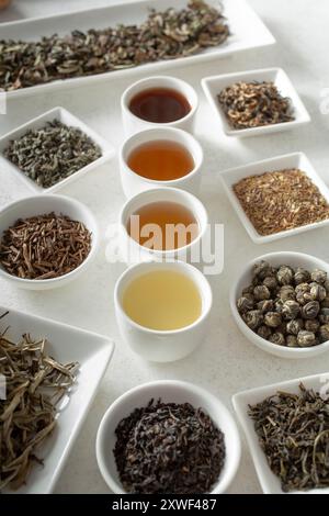 Vue sur un assortiment de thés en vrac et de liqueurs de thé. Banque D'Images