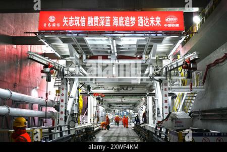 QINGDAO, 19 août 2024 (Xinhua) -- des membres du personnel travaillent sur le chantier de construction d'un tunnel sous-marin à Qingdao, dans la province du Shandong de l'est de la Chine, 23 janvier 2024. (Xinhua/Li Ziheng) Banque D'Images