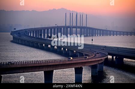 QINGDAO, 19 août 2024 (Xinhua) -- des véhicules circulent sur le pont de la baie de Jiaozhou à Qingdao, dans la province du Shandong de l'est de la Chine, le 1er janvier 2024. (Xinhua/Li Ziheng) Banque D'Images