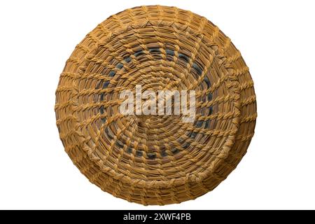 Panier rond en osier avec couvercle d'Afrique du Sud isolé sur fond blanc - produit d'Afrique du Sud, Afrique du Sud Banque D'Images