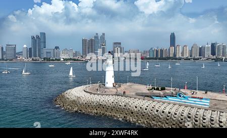 QINGDAO, 19 août 2024 (Xinhua) -- une photo de drone aérien montre une vue de la baie de Fushan à Qingdao, dans la province du Shandong de l'est de la Chine, 17 août 2024. (Xinhua/Li Ziheng) Banque D'Images